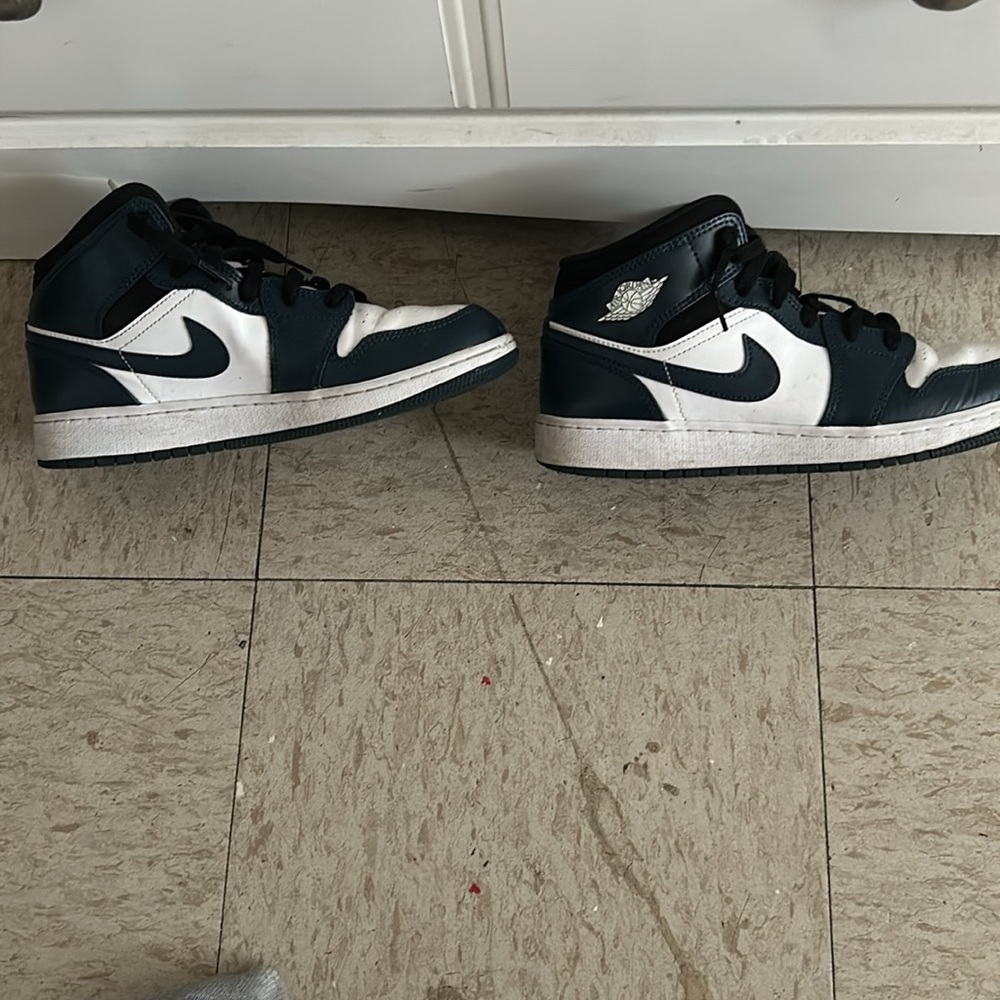 Sneakers - Picture 4 of 5